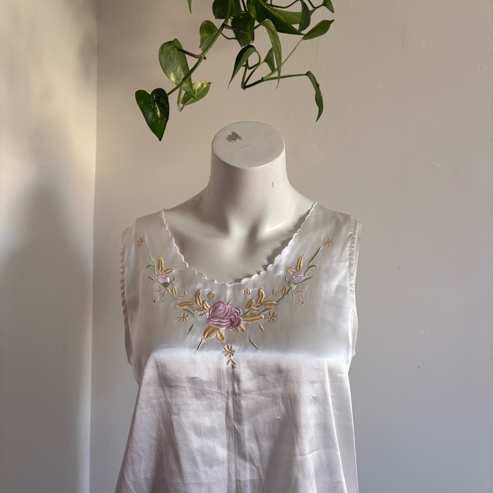 Vintage-Inspired Silky Floral Embroidered Tank (Size M) - Picture 2 of 5